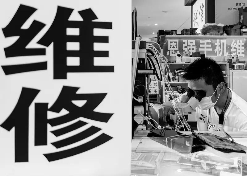 天津女子送修手机，竟被店主翻看20多分钟相册、登录30多分钟微信，还导出40多张