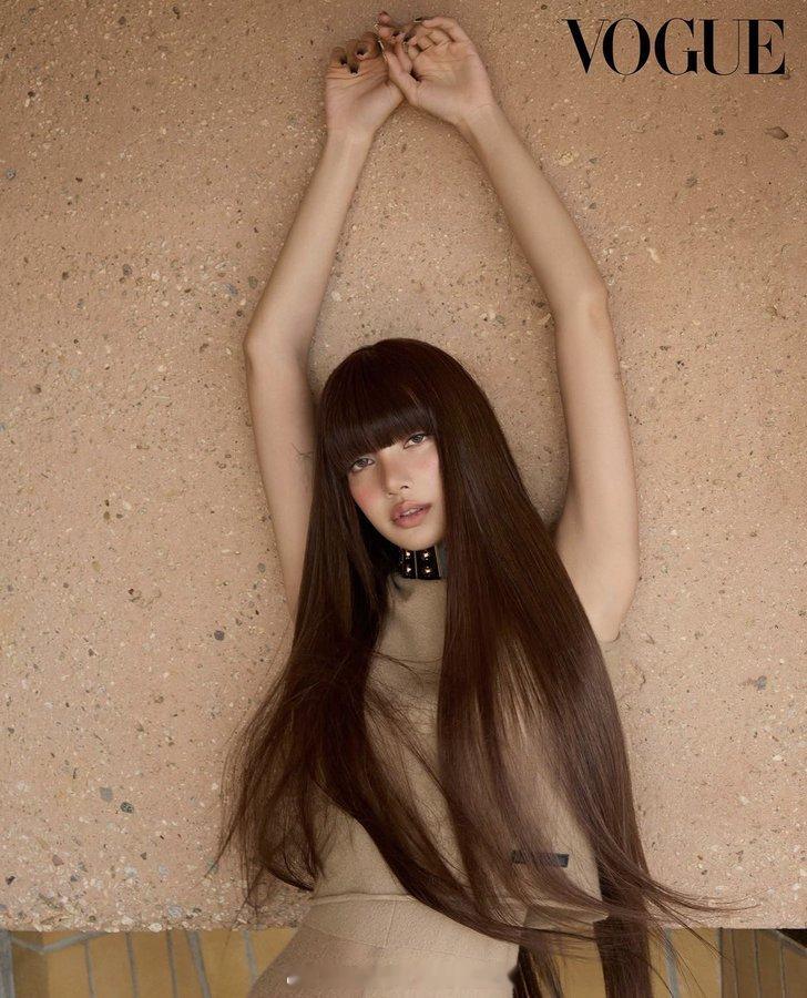 BLACKPINK 成员 LISA 正式出镜并登上了《Vogue Korea》9
