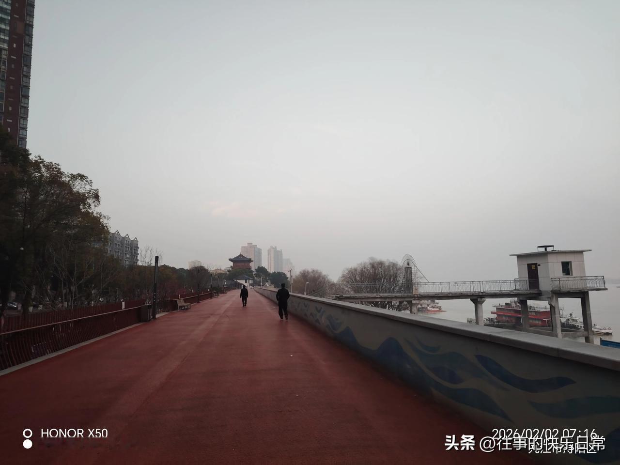 冬日生活打卡季2月2日长江岸边晨练