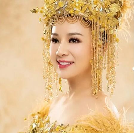 7年前，盲人女歌手刘赛不顾反对，把自己嫁给这个一贫如洗的农村小伙。愿意倒贴一套婚