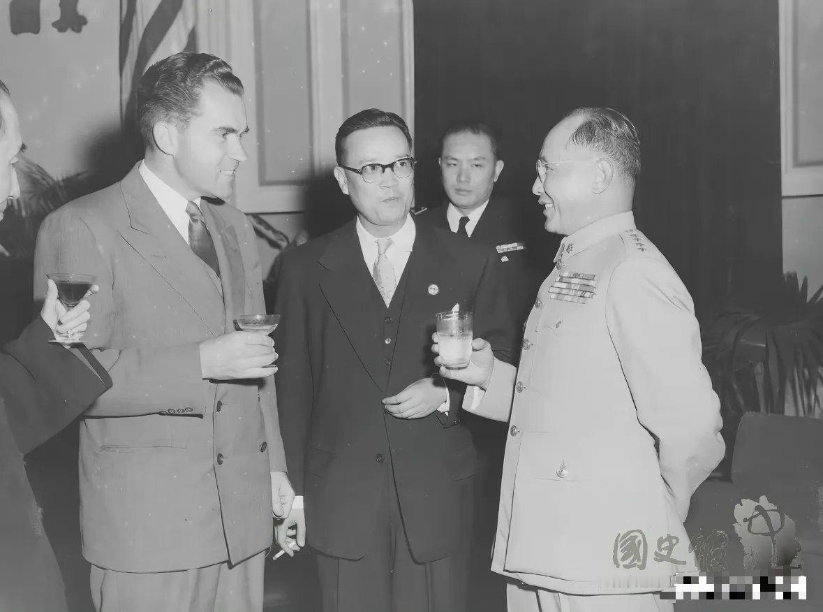1956年7月台北酒会老照片，美国副总统尼克松访台留影。左方西装男子是尼克松，画