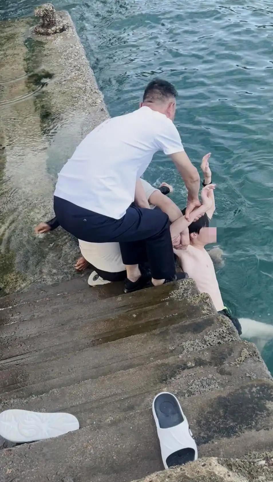 青岛母子被浪卷入海摄影师纵身下水救人
八月八日下午的青岛第三海水浴场附近，一对母