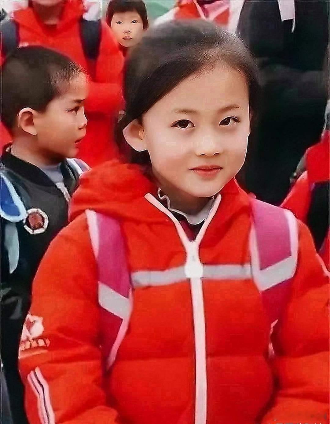 当年爆红全网的宁夏微笑女孩，如今早已褪去稚气长大成人。巅峰时曾有商家砸下百万代言