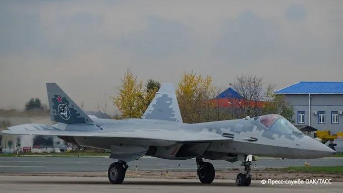 俄罗斯航空航天部队接收了新型系列第五代战斗机 Su-57 以及 Su-35S (