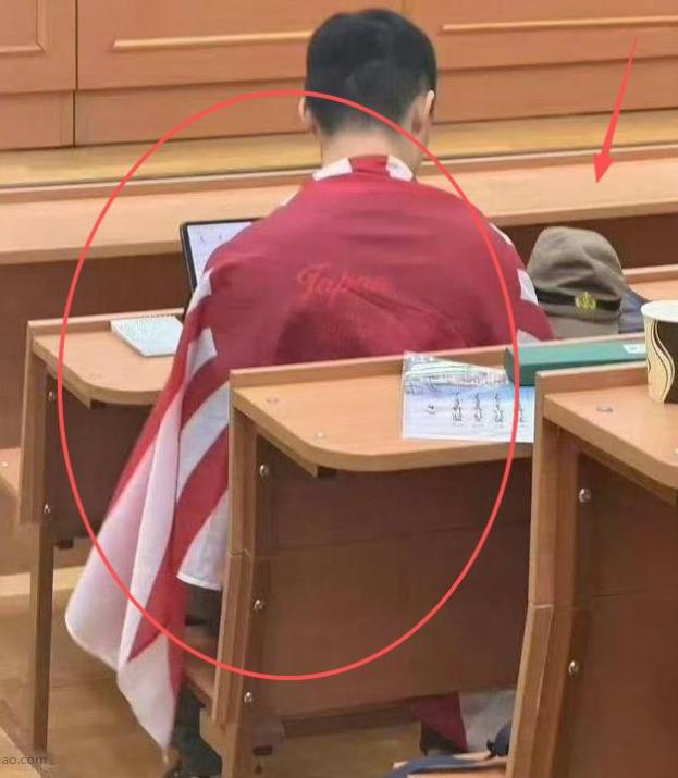 敢公然支持，不反对陈宇昕披旭日旗，

还说要一起披，扬州这家企业大概率是要走到尽