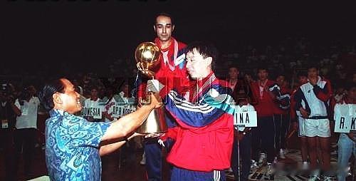 篮球捡史 1993年11月举行的第17届男篮亚锦赛，半决赛呈现出前所未有的局面：