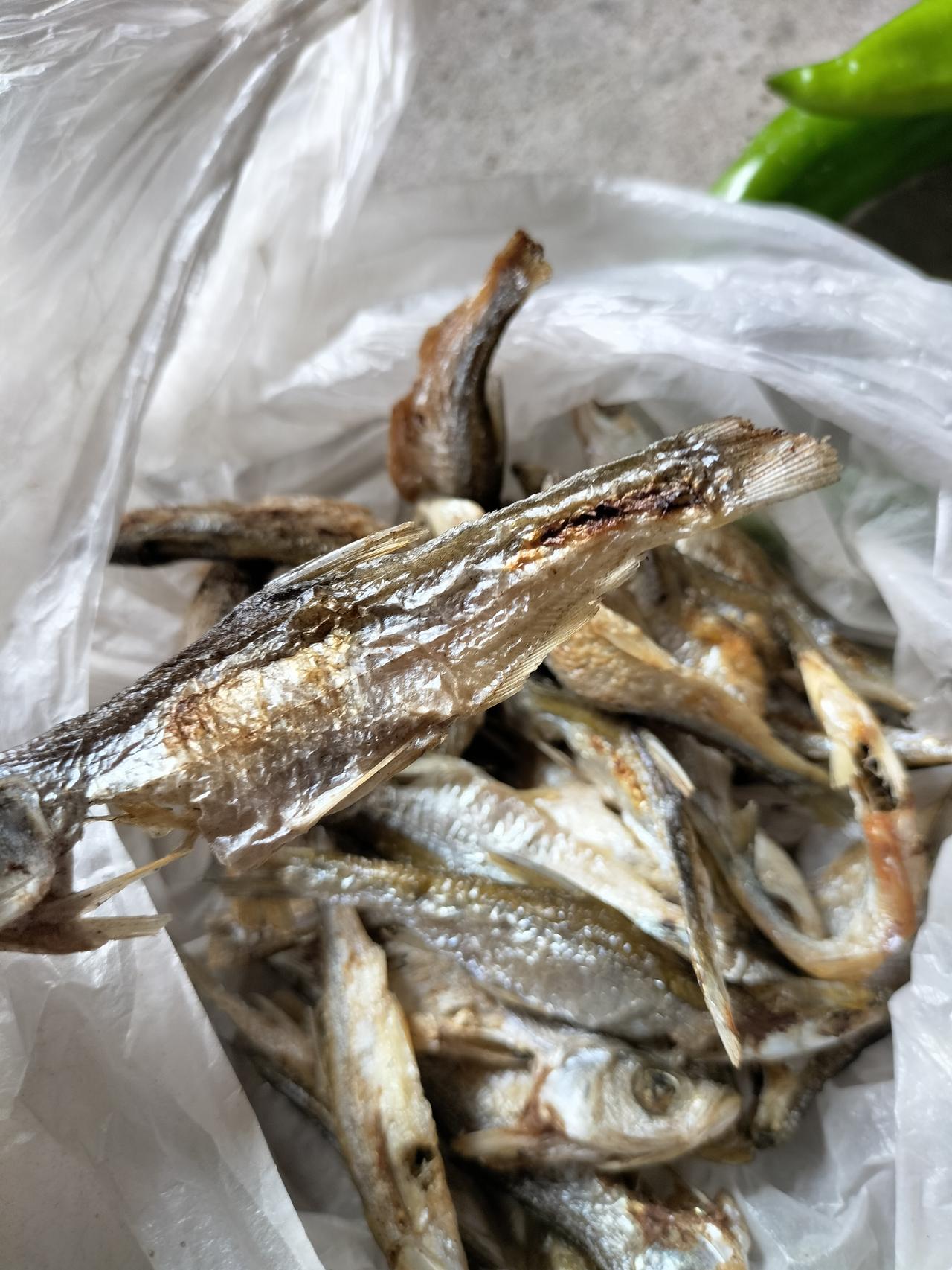 小鱼干要怎么炒才好吃呢？这是我的一个亲戚送给我的，刚好可以炒一碗，我的厨艺不好，