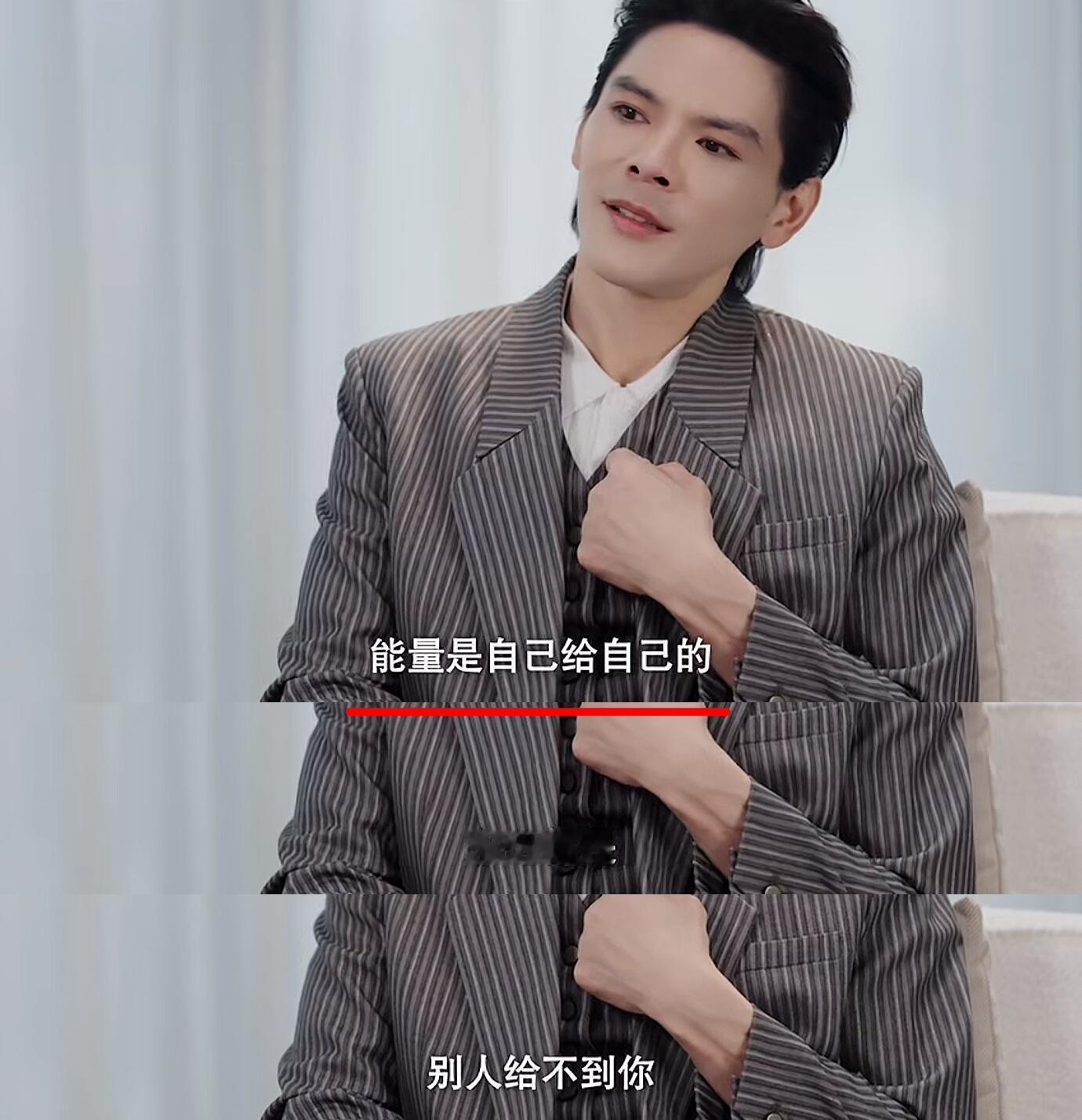 向佐高情商回应 弟弟的传言他没急眼也没否认三连，笑着说“家里的事我们关起门聊”。