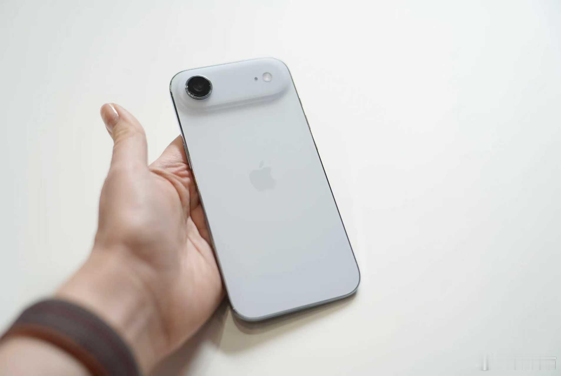 iPhoneAir暴降后卖断货7999，单扬声器5499，好像多长出来一个扬声器