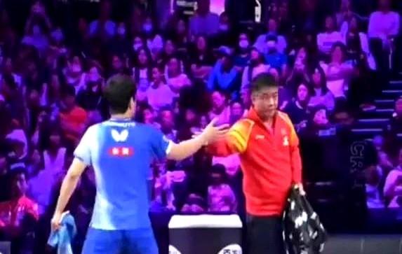 “就是有什么也正常”——这句看似云淡风轻的弹幕，昨晚把杭州地铁5号线一位姑娘推上