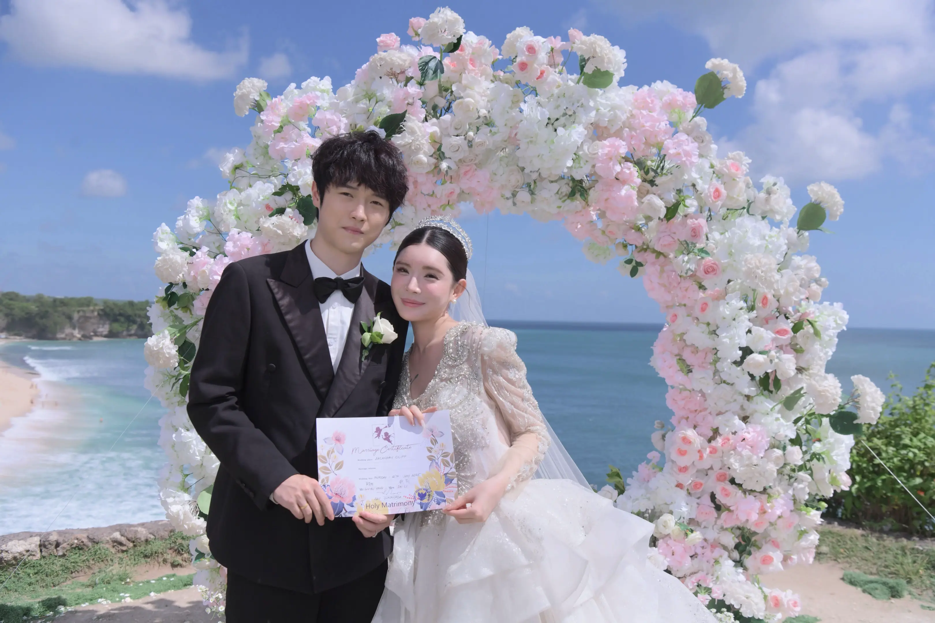 💐👰🏻‍♀️➕🤵🏻🟰♥️