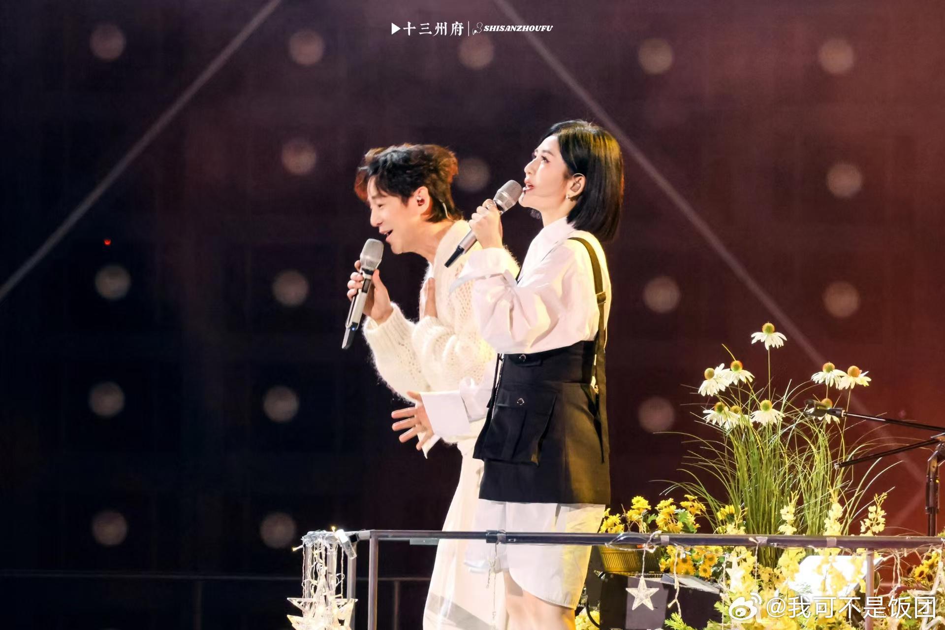 何炅发现谢娜假唱的反应何老师拆穿娜姐这段太经典啦，何老师一凑近发现只动嘴不出声当