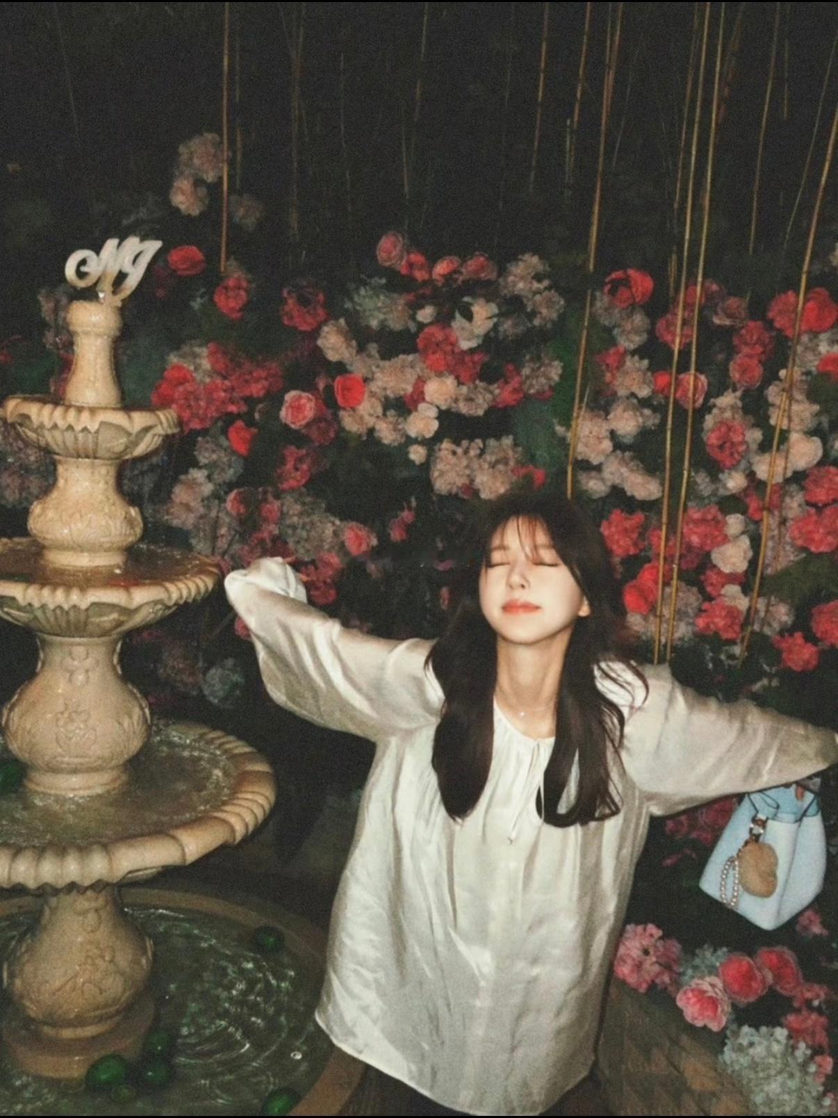 -ℛℴ𝓈𝓎'𝓈 𝒢𝒶𝓇𝒹ℯ𝓃 ⛲️赵露思