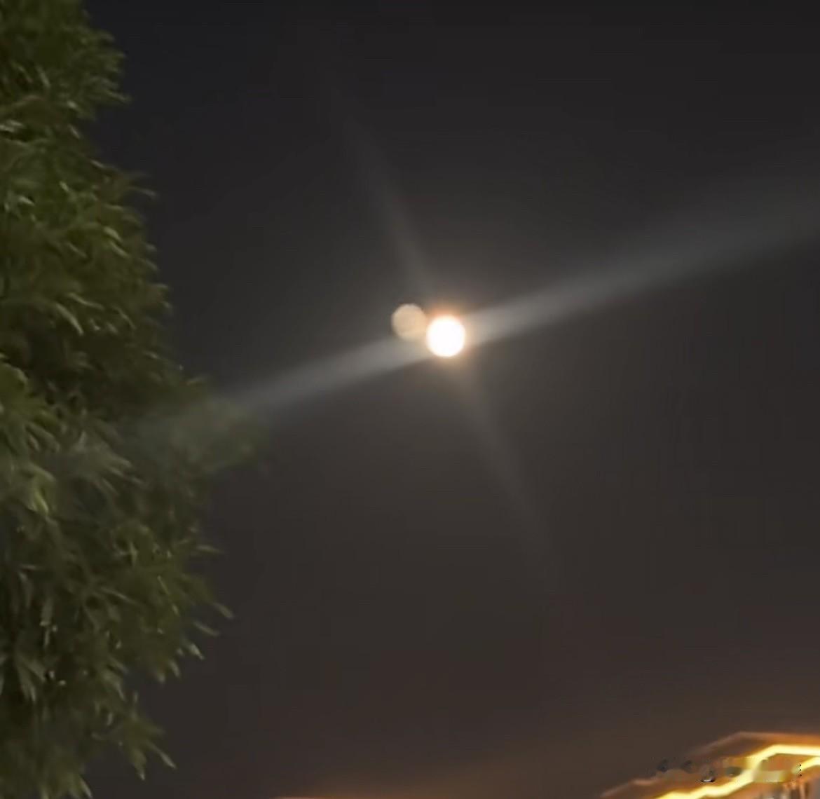 上联：圆圆缺缺天上月
   下联：来来往往世间人
               