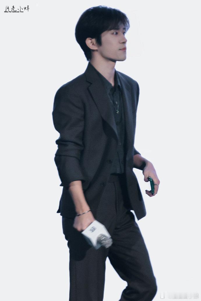 易烊千玺熟男感 易烊千玺影帝奖杯放在公司展柜里面，很实诚了哈哈哈 易烊千玺影帝奖