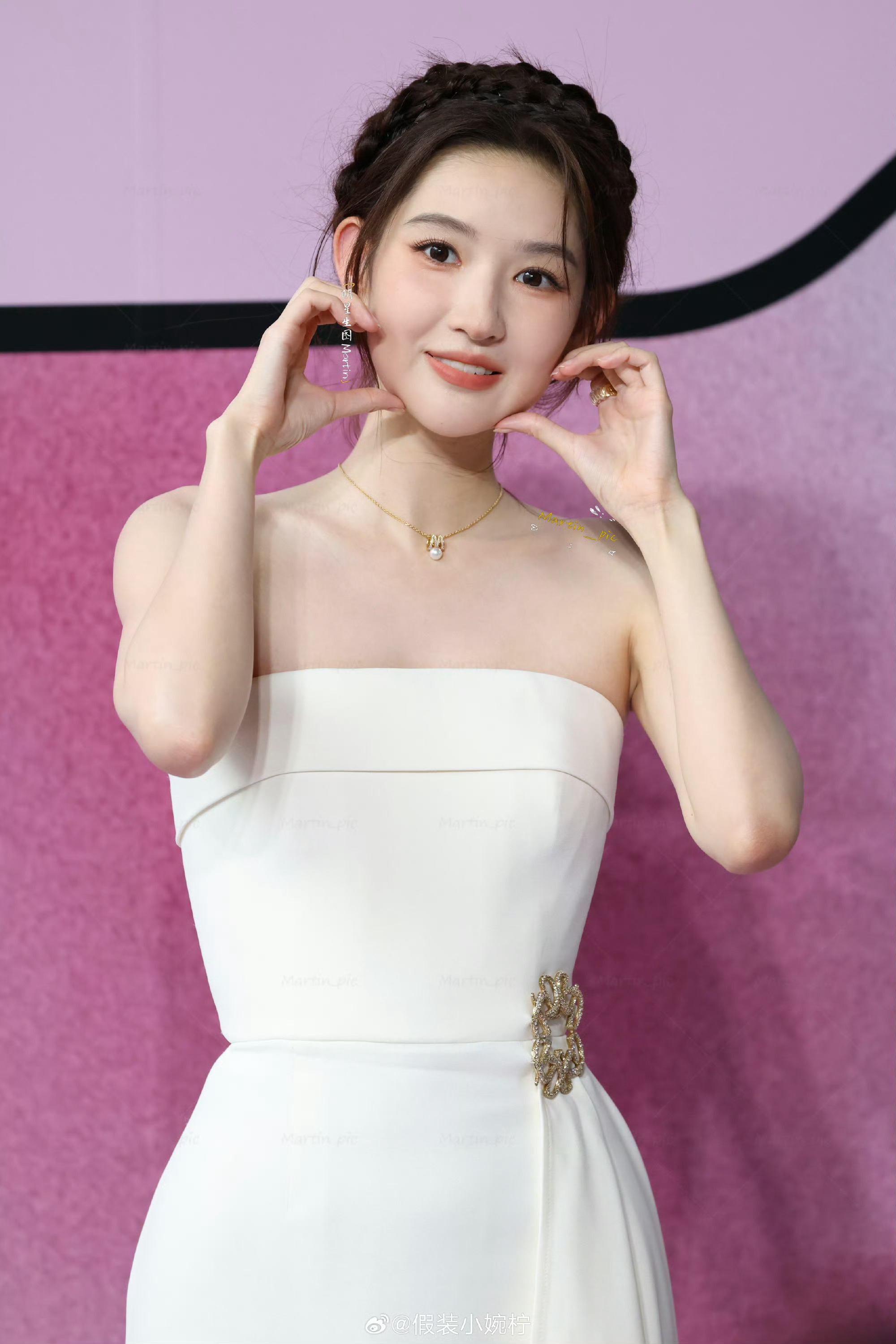 王玉雯王玉雯花式比心生图原相机直出状态绝佳，王玉雯花式比心灵动俏皮，各式手势甜度