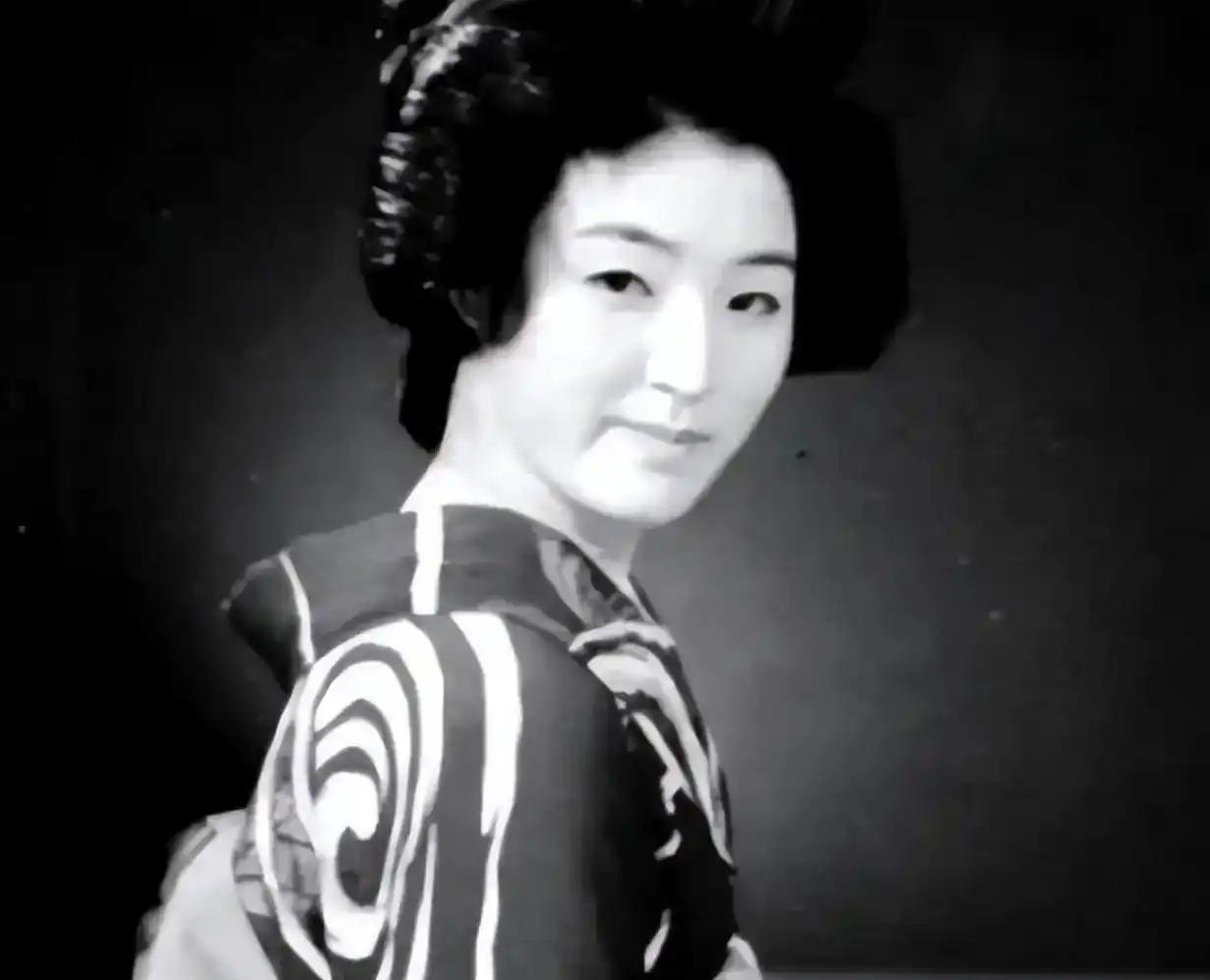 中国连长不忍处死日本女俘虏，将她带回家乡隐姓埋名成婚，相守三十二年后，才知晓妻子
