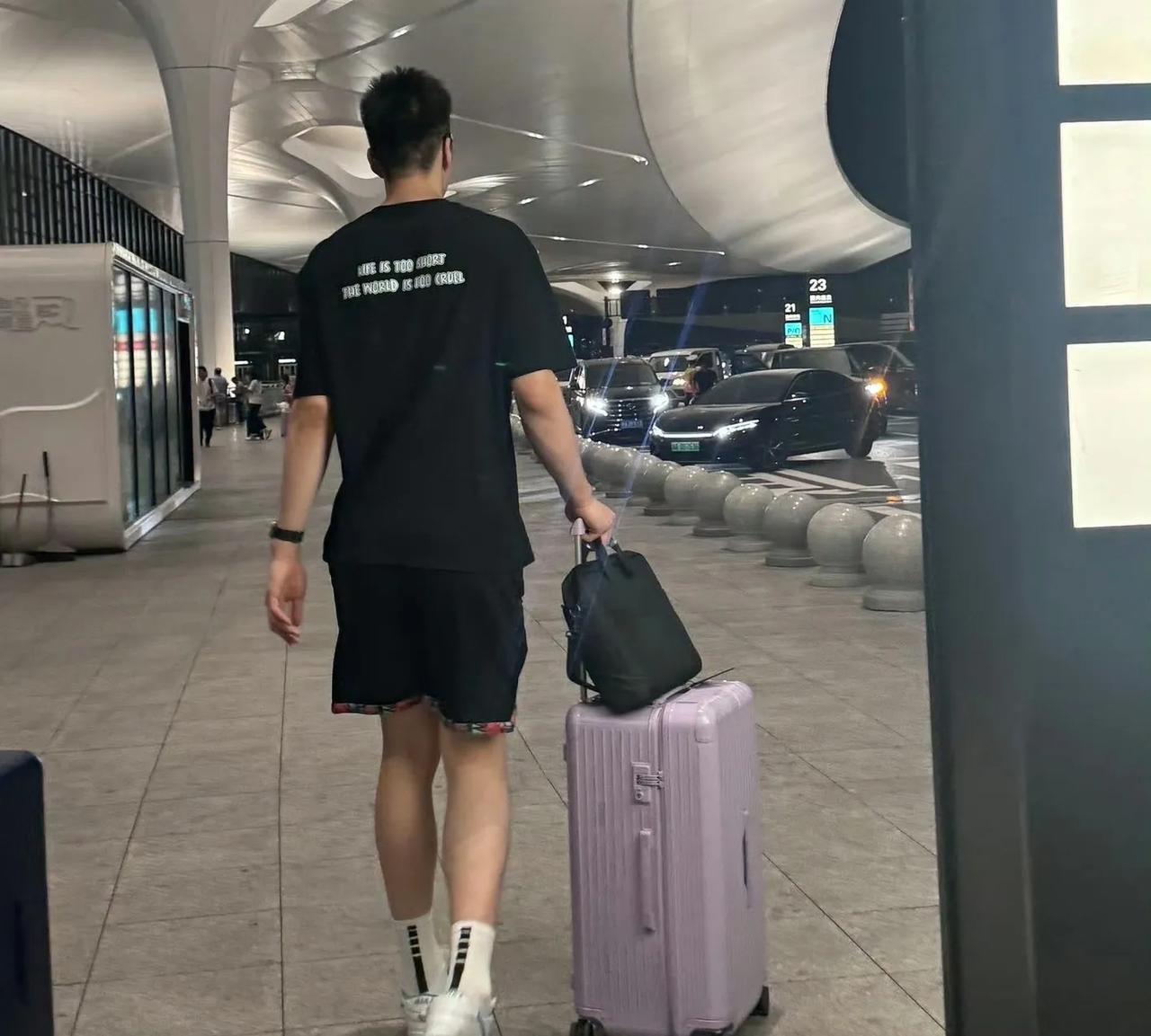 背井离乡！希望余嘉豪能够在海外联赛取得进步！

余嘉豪拖着行李已经正式前往欧洲球