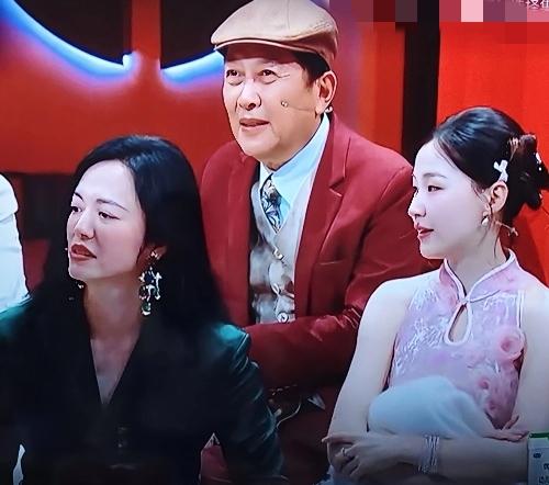 在浙江卫视播放《王牌对王牌》栏目中有个戴鸭舌帽的演员，他曾经扮演个伟人，现有73