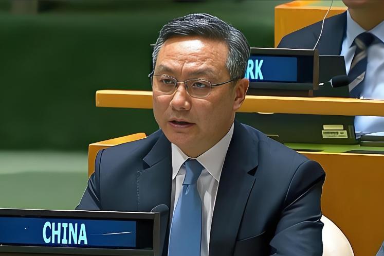 当联合国高官流畅切换四国语言，却唯独没有中文时，中国代表孙磊大使没有愤怒指责，而