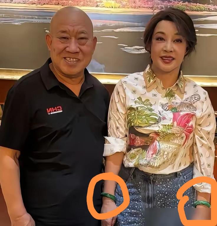 老话“镯不两分”，刘晓庆偏偏这么戴手镯。