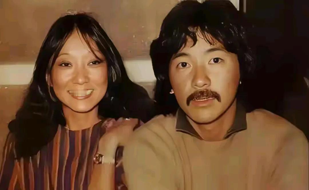 林子祥和前妻在一起，面无笑容，看不出夫妻俩恩爱甜蜜，所以后来他们成了各自的前任。