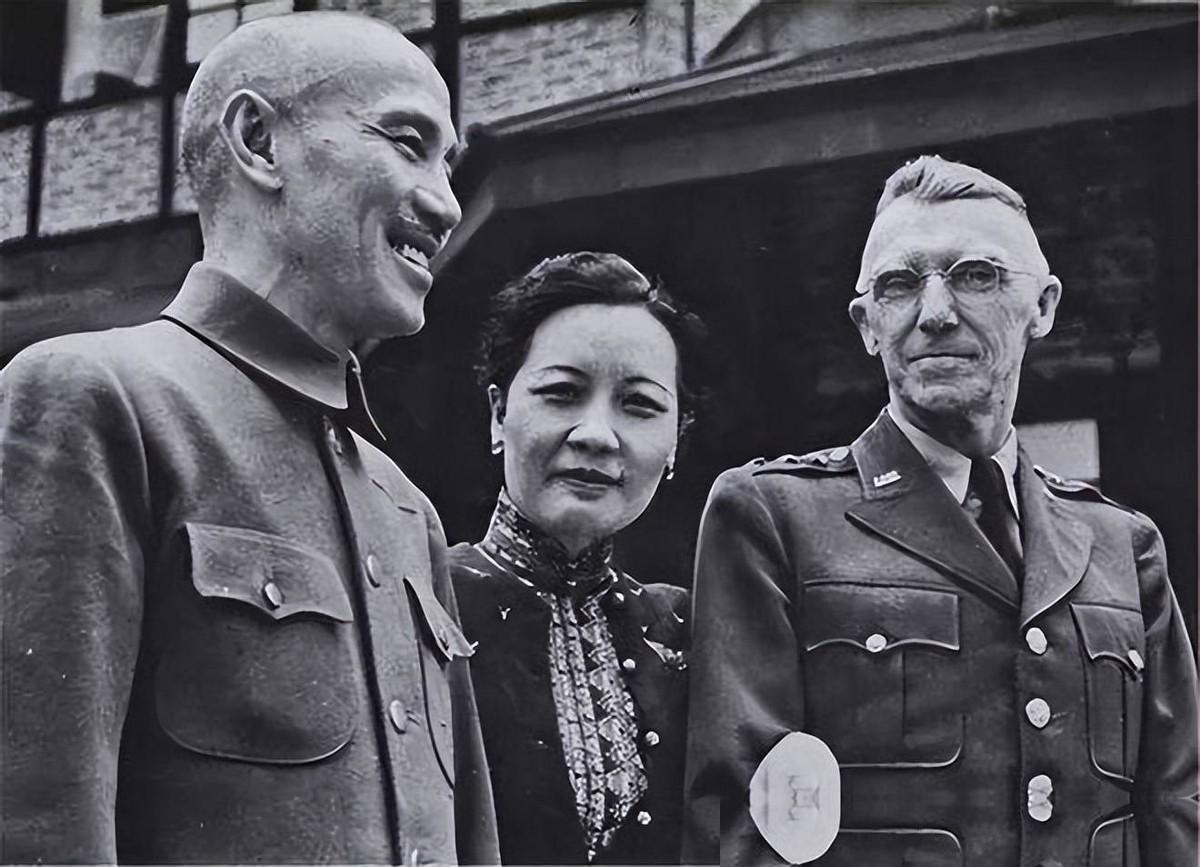 中美怎样才能避开战争？
第一：中国军事实力必须够强；
第二：中国军事实力必须够强