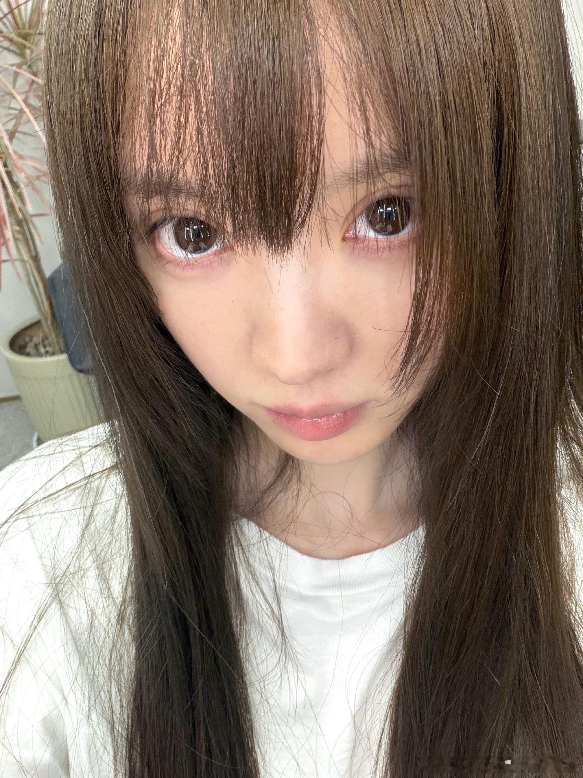 田曦薇素颜晒自拍，新发色好看！ 