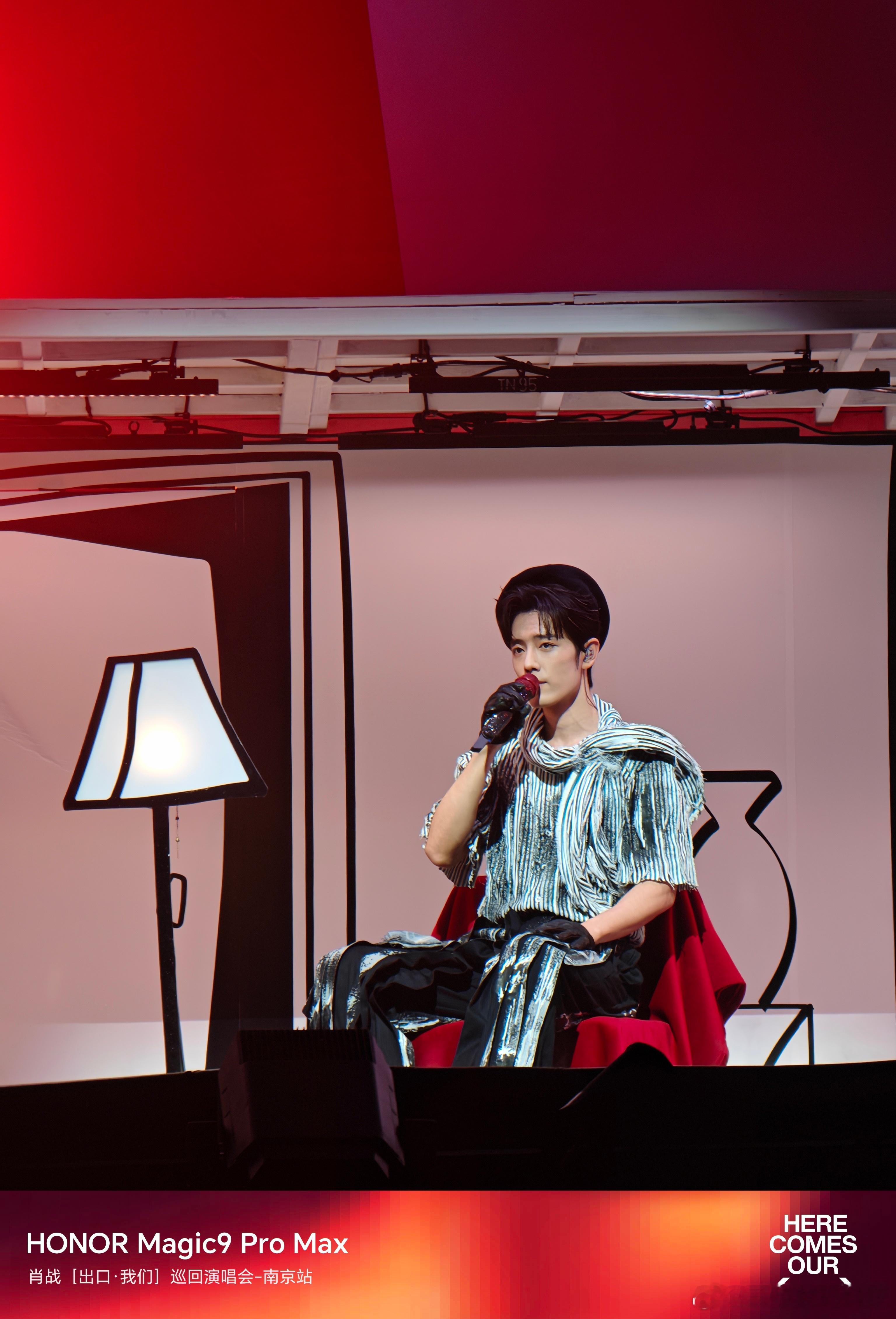 肖战演唱会南京站，不是门票买不起，而是抢不到呀。在现场的朋友传来的来自南京的一线