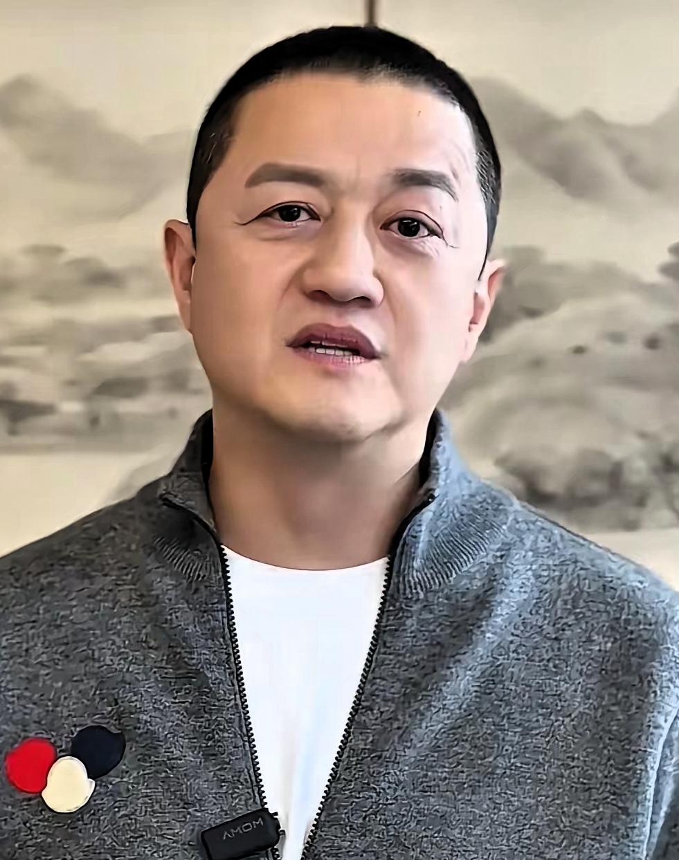 有人说54岁的李亚鹏越来越不对劲了。你看他如今的状态，褪去了年轻时的锋芒，反倒多