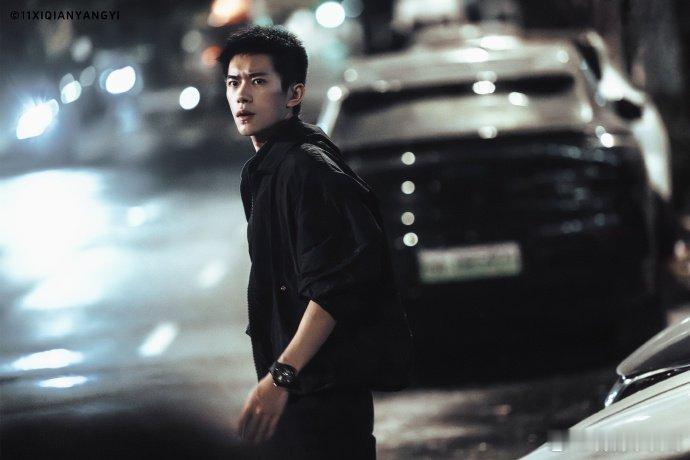 易烊千玺严迪歪头这一下紧贴头皮的利落寸头，没有多余的妆容，也太帅了千玺弟弟 