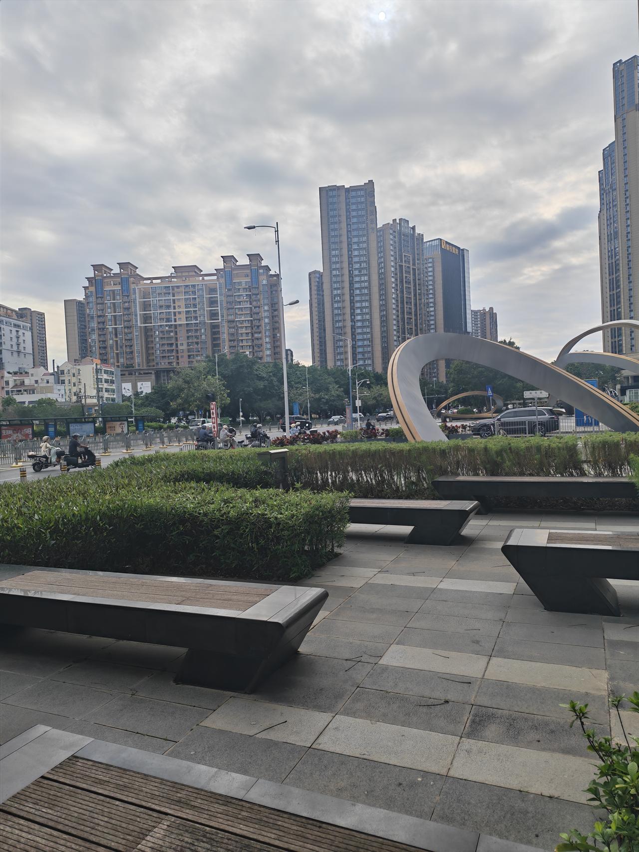 在10年前，我们总是说香港人很有素质，乘坐电梯的时候都会站在右边，要需要赶时间的