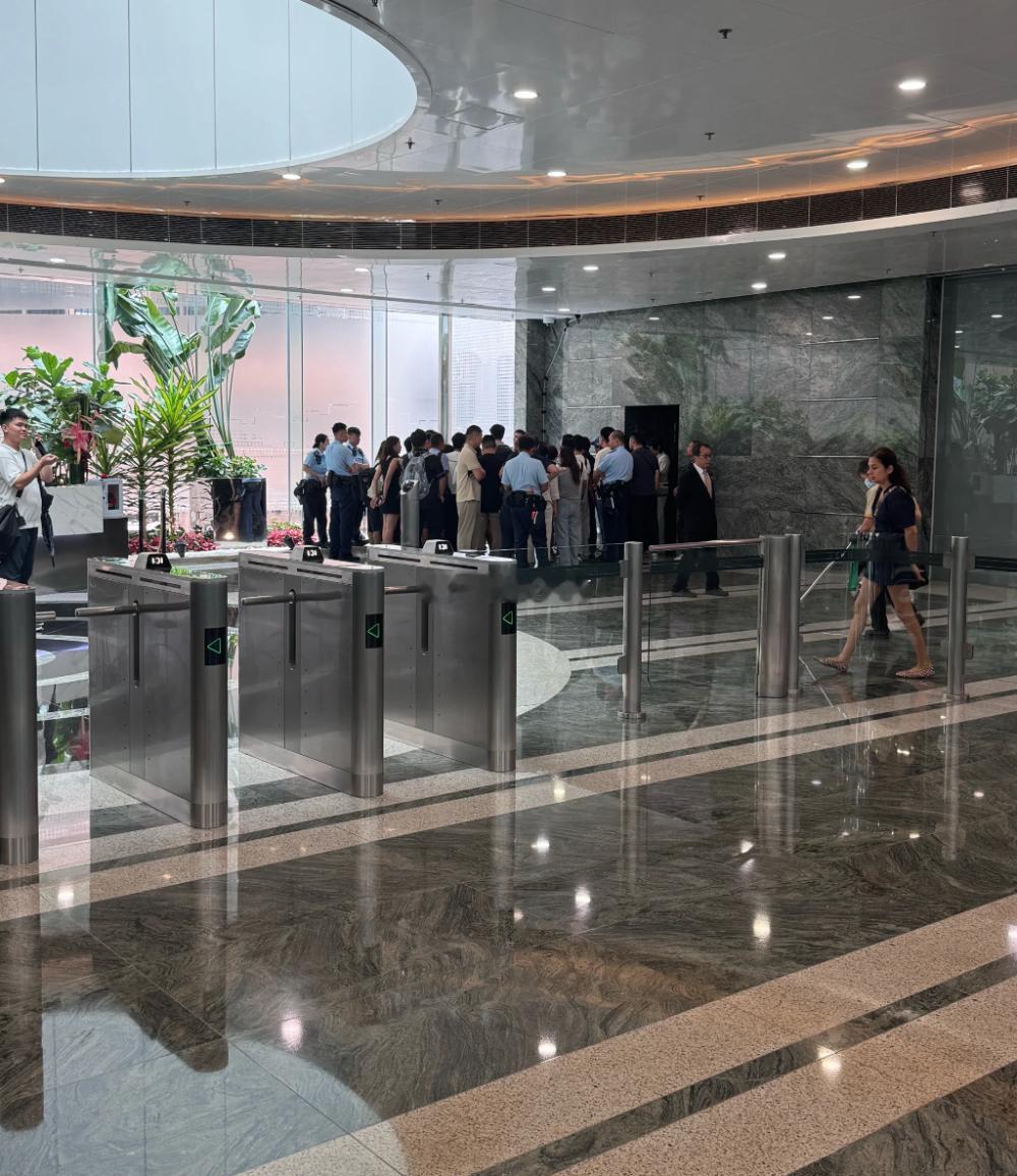 香港中环近日爆出外汇平台争议，上千人爆仓，办公室人去楼空…… 