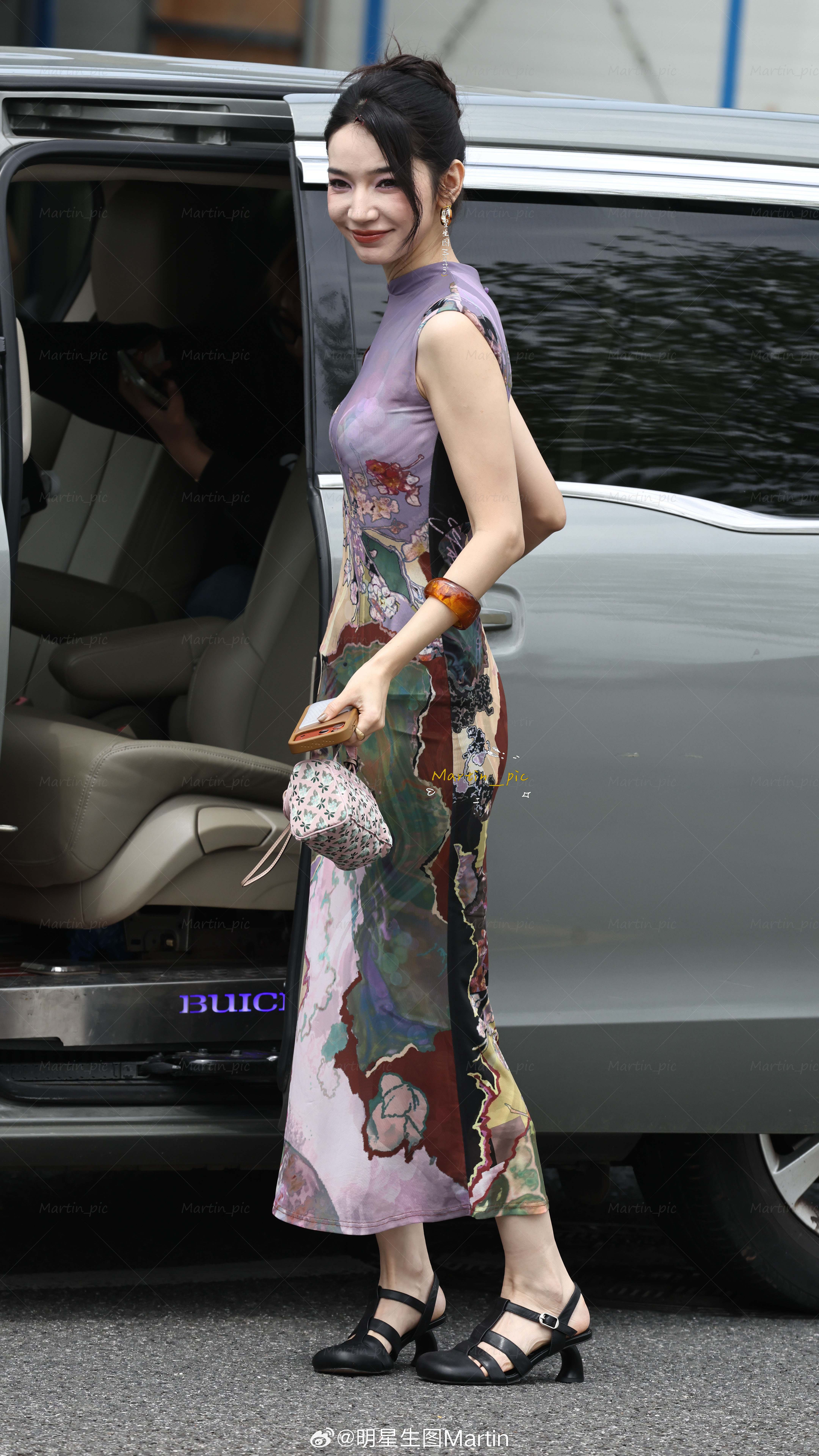 代斯代斯 代斯 260405浪姐上班生图掉落~紫色旗袍身材前凸后翘~姐姐今天太美