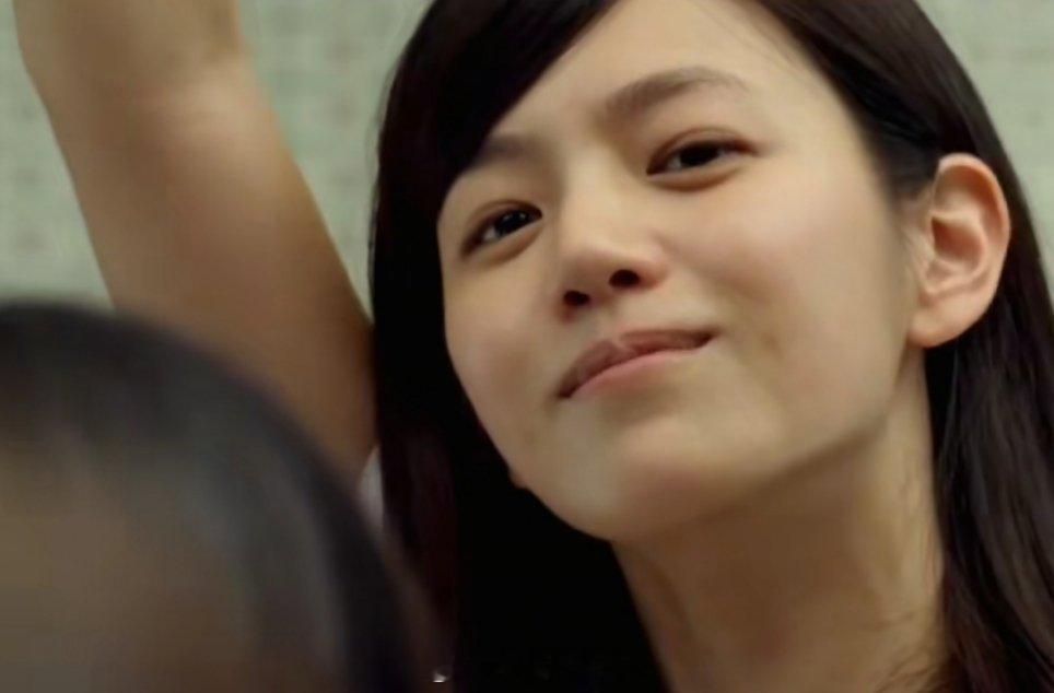 陈妍希杀回白月光赛道陈妍希杀回白月光赛道，是岁月沉淀与精准选角的双向奔赴。从《那