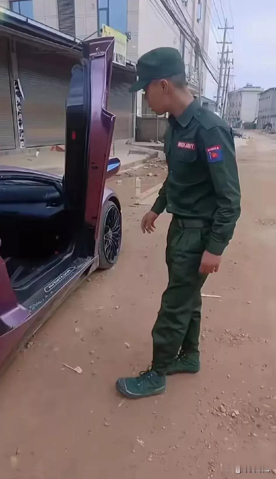 白所成儿子的兰博基尼，被抛弃了！

在缅北老街，同盟军出人意料地缴获了，一辆豪华