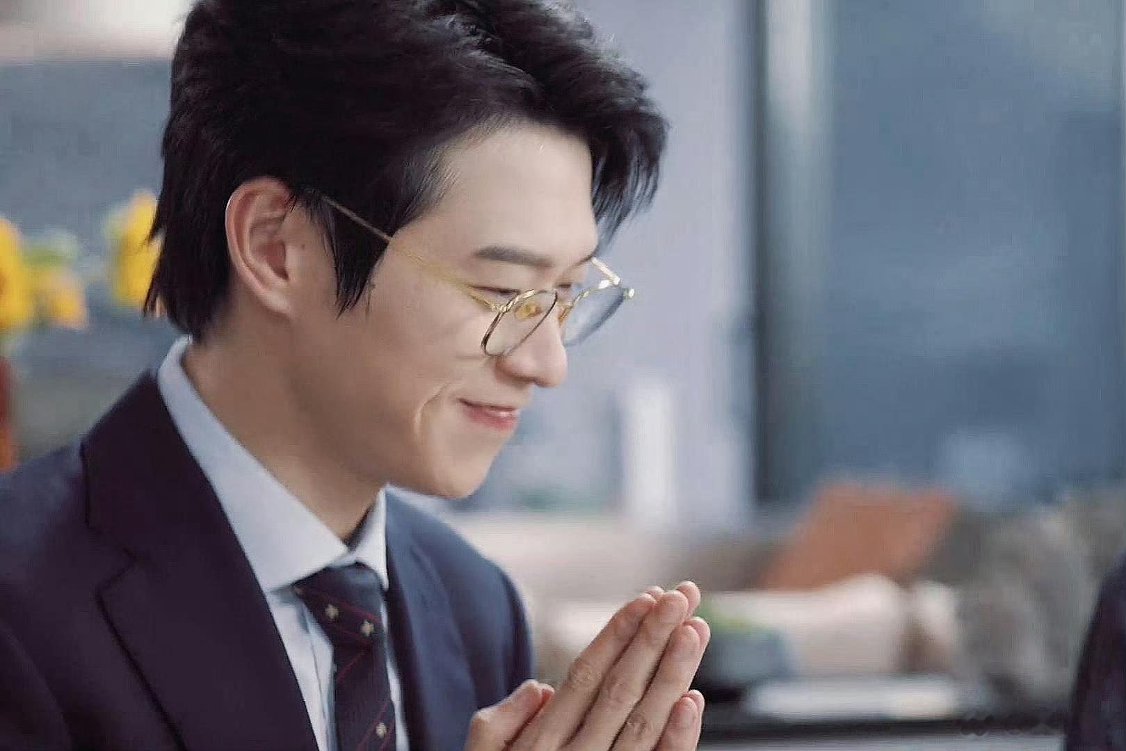 #美颜把魏大勋酒窝都磨没了#  工作室下次美颜能开小点吗，我大勋花的梨涡都没了[