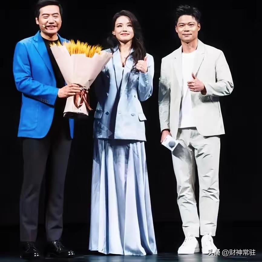 我能接受舒淇49岁了，也能接受舒淇代言SU7，可我真的接受不了，49岁的她在小米