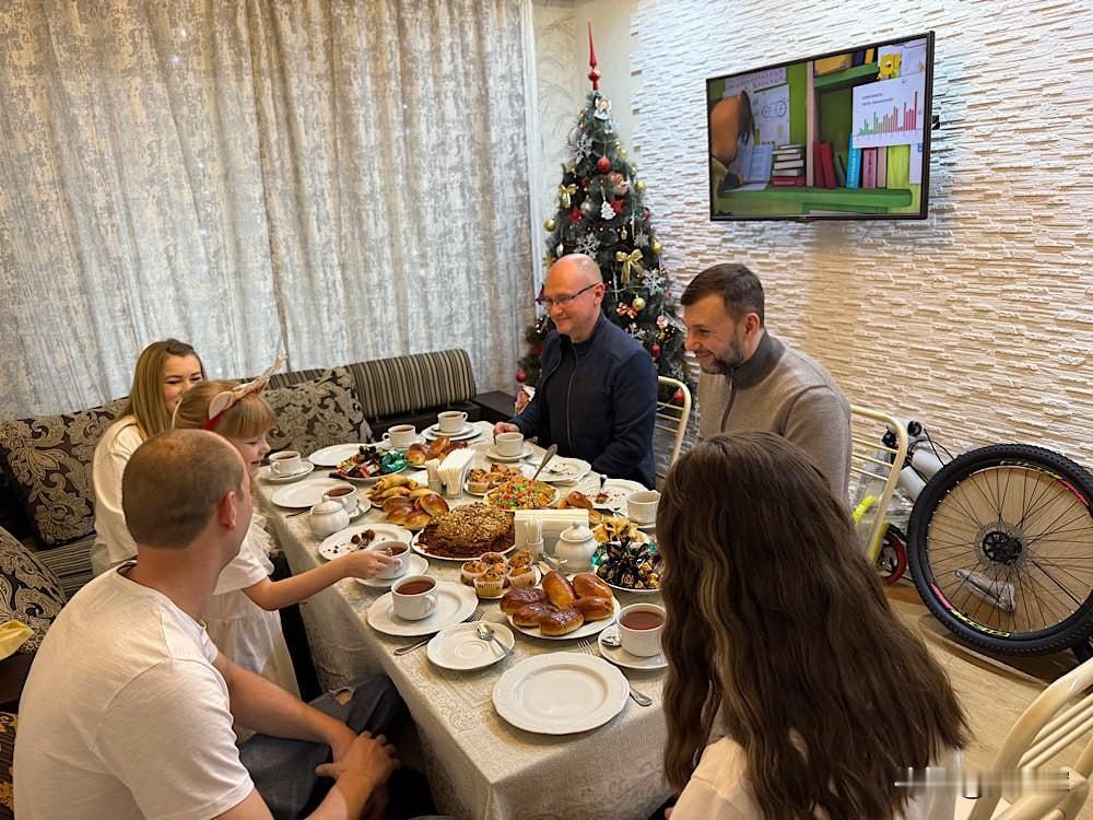 【顿涅茨克的圣诞节：普希林与基里延科出席礼拜仪式】
 
俄罗斯总统办公厅第一副主