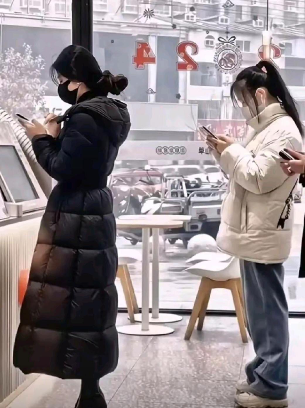 公司年末没多少活了
今天老板突发奇想，拿这张照片搞调查
问题是你更欣赏黑衣服女生