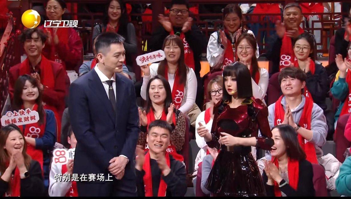 杨鸣被机器人整破防了辽宁沈阳的舞台太会整活！杨鸣遇上机器人小柒，刚在沈阳演播厅坐