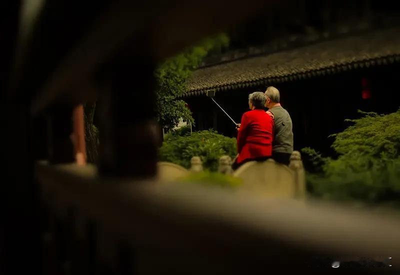 一生能遇上几个有缘的人，这还真不好说。从玄学角度，一生正缘数量分阶段，青年期1 