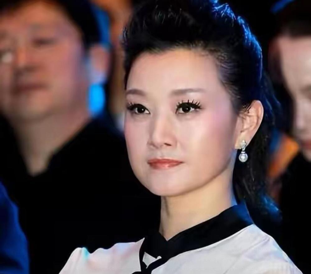 1988年央视青歌赛后台，一个叫罗浩的男人，把一个发挥失常、哭着要转行的湘西女孩