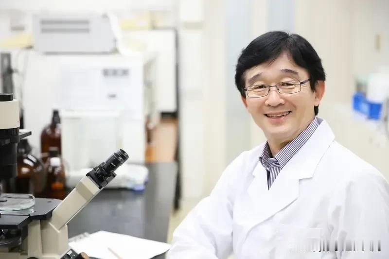 复旦大学退休教授冯玮这番言论真是让人惊掉下巴。他说自己是“抗日分子”后代，却在中