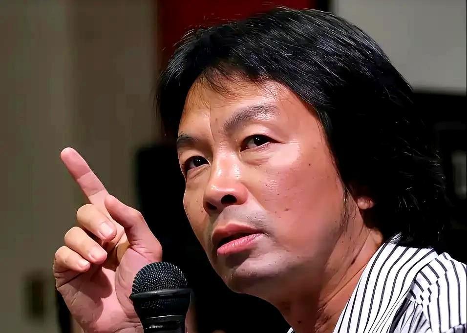 一位哲学家说：“每个人的肚子里都是屎，这就是‘红颜枯骨’的道理。”
每一个人都是