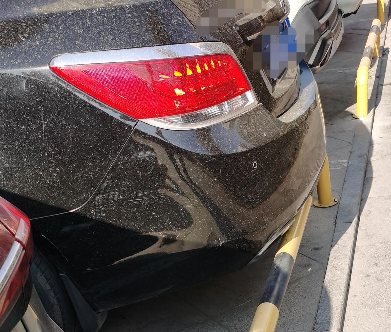 中午出去吃饭，
           路过地上停车场，
            