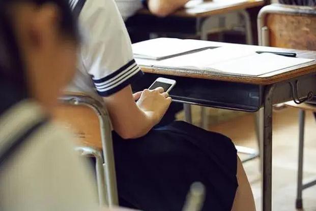 贵州，一学生因不遵守课堂纪律，老师便将其带到办公室用教鞭打了几下，岂料，第二天，