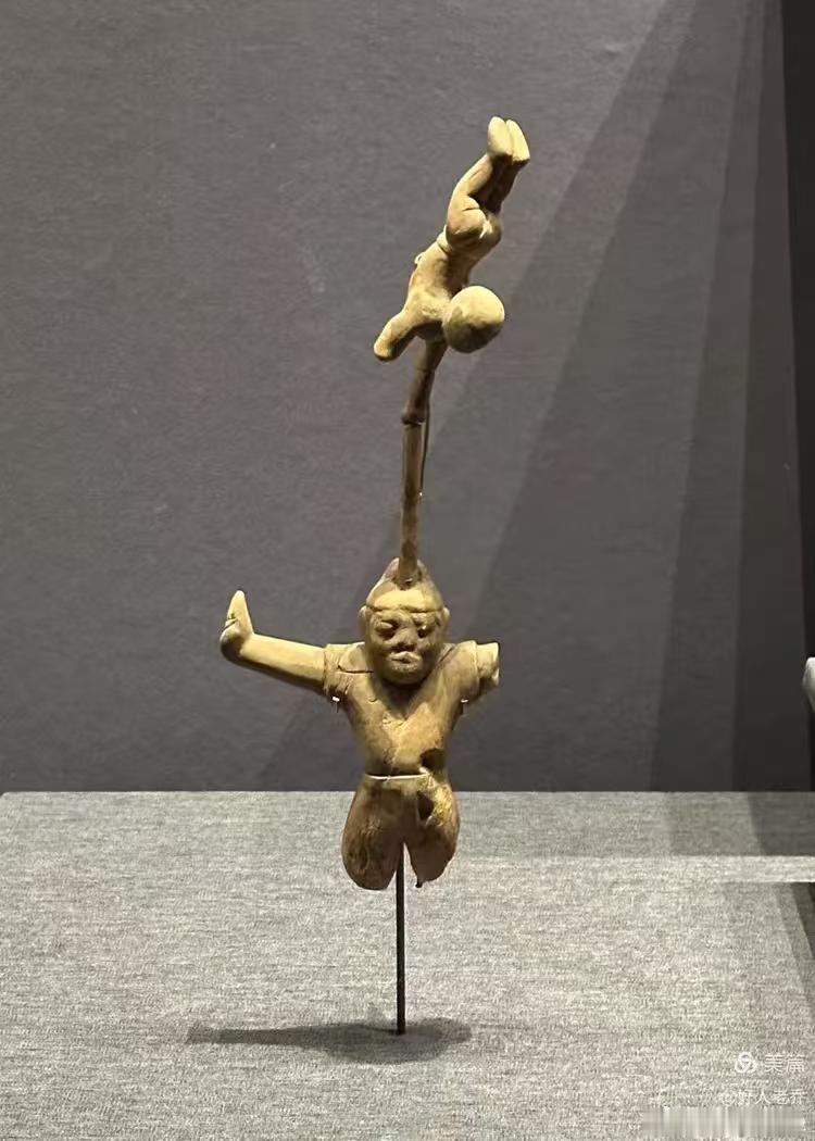 唐代顶杆倒立木俑顶杆倒立木俑是唐代木雕杂技俑的代表作，1960年出土于新疆吐鲁番