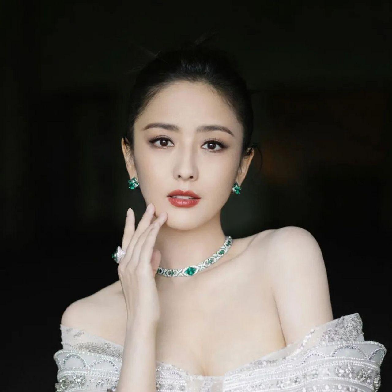 内娱最让人最佩服的人出现了，
那就是佟丽娅，
不是因为她是单亲妈妈，而是她太清楚