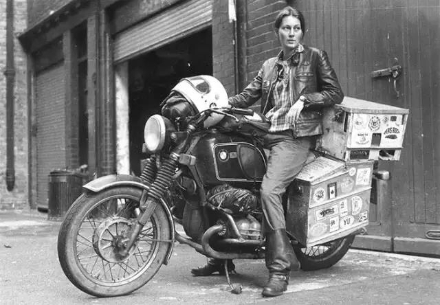 1980 年代，Elspeth Beard成为第一个骑着摩托车环游世界的英国女性